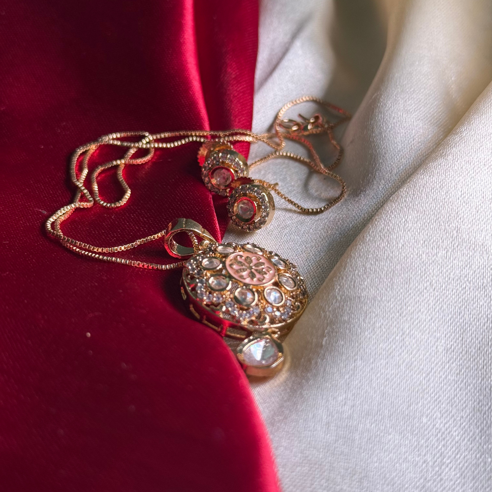 Noor Polki Medallion Pendant Set