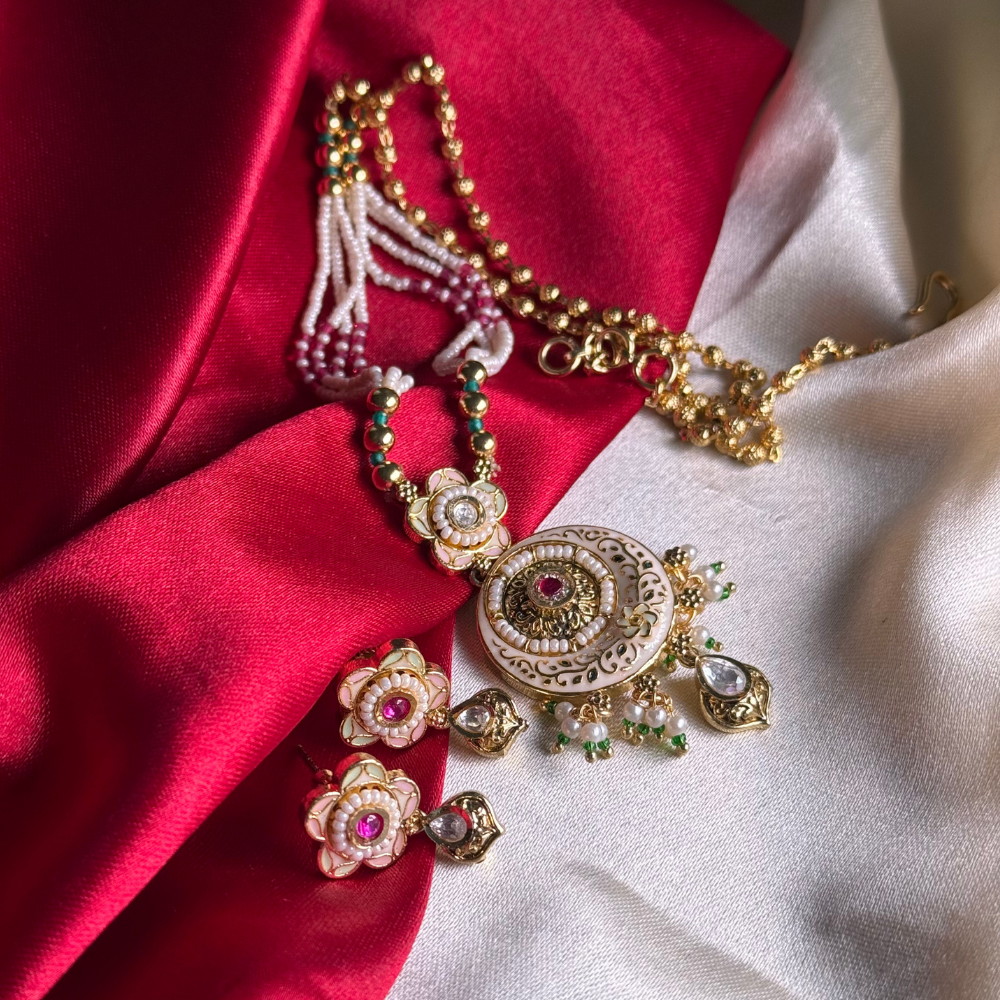 The Vintage Meenakari Pendent Set